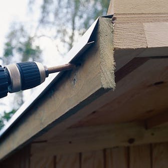 Byg selv hønsehus: Sternbrættet under tagfoden Byg selv hønsehus: Sternbrættet under tagfoden